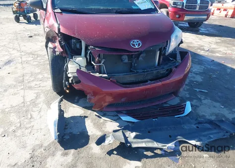 2015 Toyota Sienna Le 8 Passenger z USA, uszkodzony, nr VIN 5TDKK3DC1FS589946